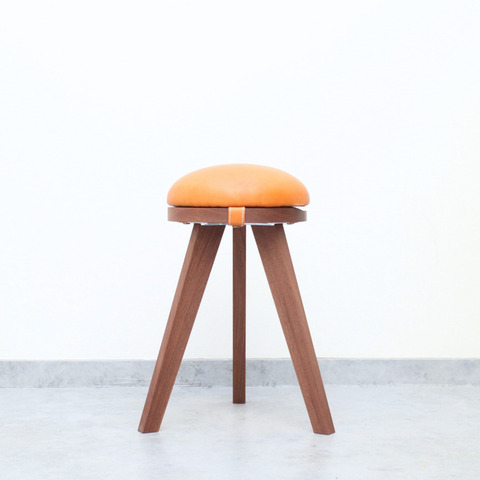 『marumoko』stool/orennji leather & walnut（無垢材）