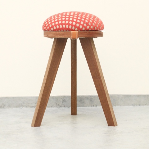 『marumoko』stool/red dot &walnut（突板）