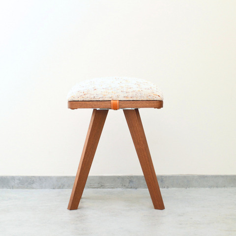 『kakumoko』stool / GANDINI white & walnut（無垢材）
