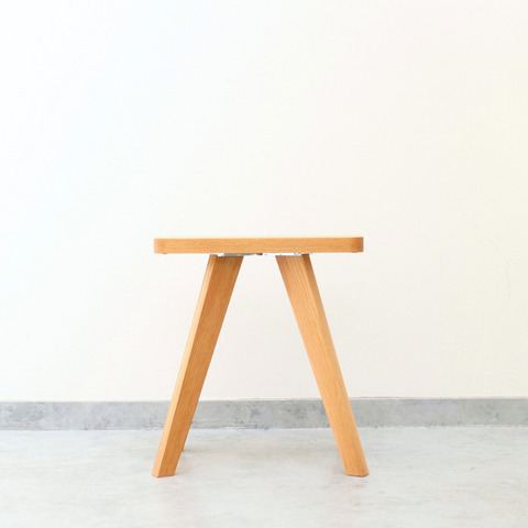 シンプルな木のスツール『kakumoko』stool / & oak（無垢材）