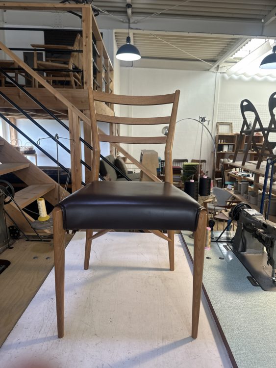 椅子の張り替え【ご紹介】ー日清木工　ダイニングチェアを本革に張り替えー