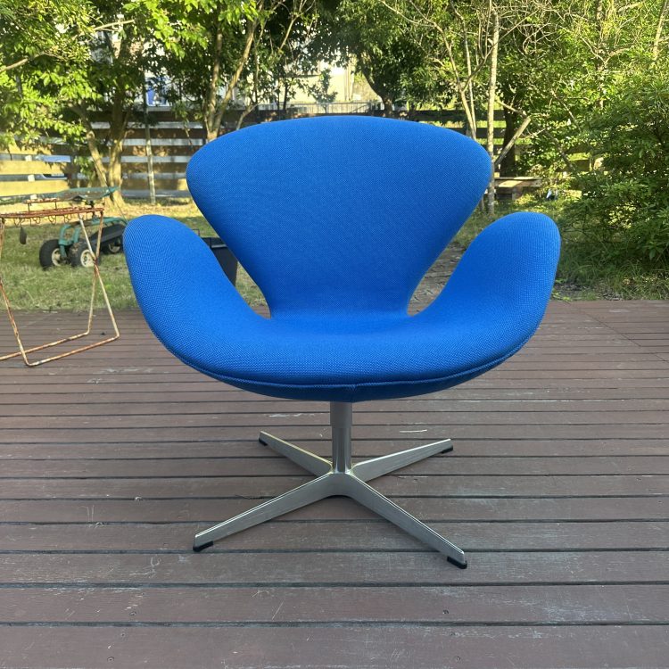 椅子の張り替え【事例】ースワンチェア　張り替えー