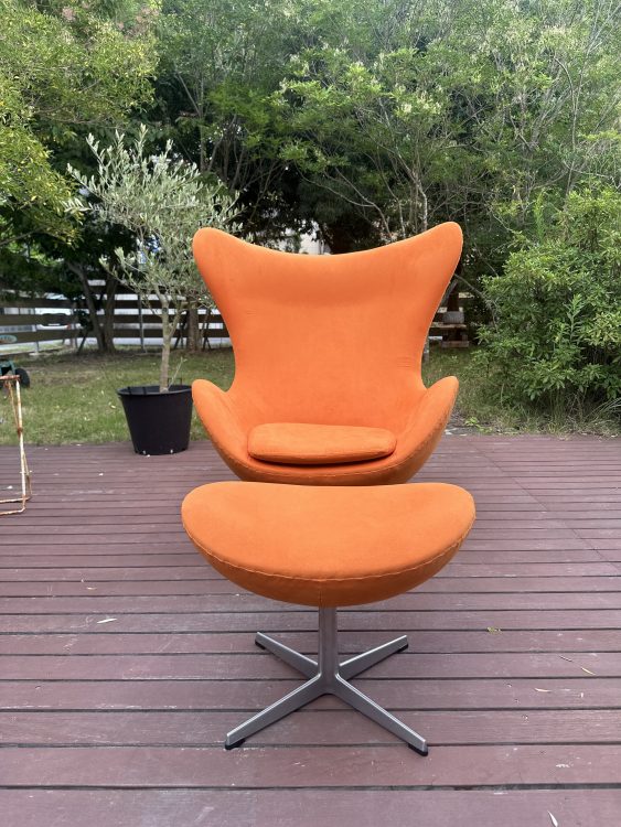 椅子の張り替え（ご紹介）–傷に強い生地でエッグチェア・張り替え–