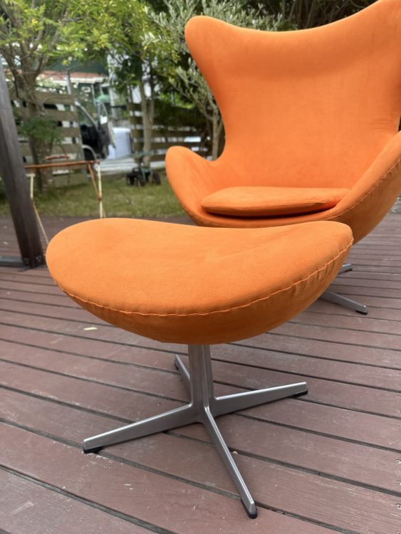 スツール張り替え【ご紹介】–エッグチェア　フットスツール張り替え–